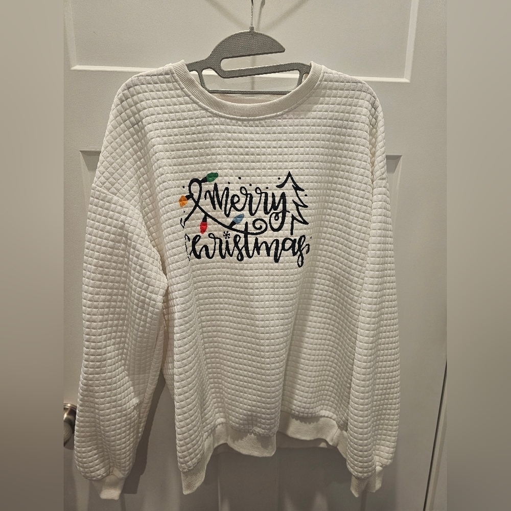 White Quilted “Merry Christmas” Sweatshirt Women’s Size M | Holiday Graphic Pull